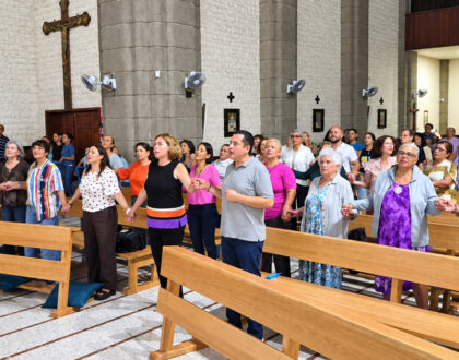 Una semana más en torno al Santísimo: La Hora Santa de Hakuna Seniors en la fiesta de Santa Teresa